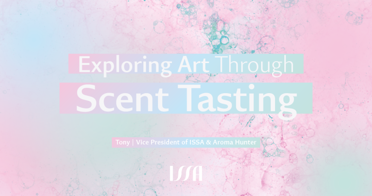 「Exploring Art Through Scent Tasting」主題封面圖片，背景以柔和粉色與紫色漸層呈現，點綴水墨風格的細節，展現嗅覺與藝術交織的氛圍。